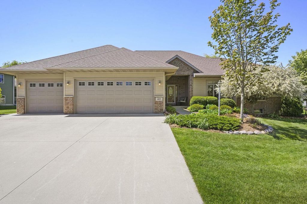 Photo of 405 Lindsay WAY, Cottage Grove, WI 53527 (MLS # 2022585)