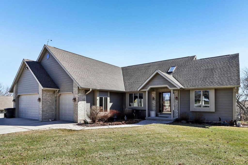 Photo of 978 N Dewey AVENUE, Jefferson, WI 53549 (MLS # 2019397)