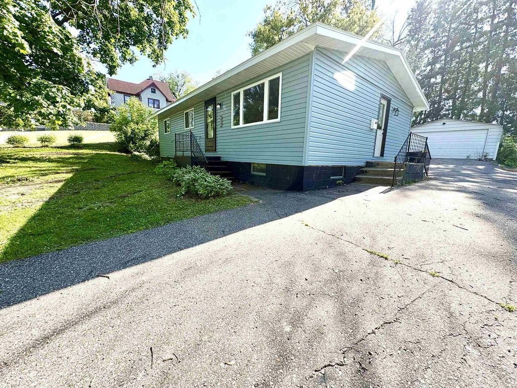 Photo of 411 Western AVENUE, Elroy, WI 53929 (MLS # 2024157)