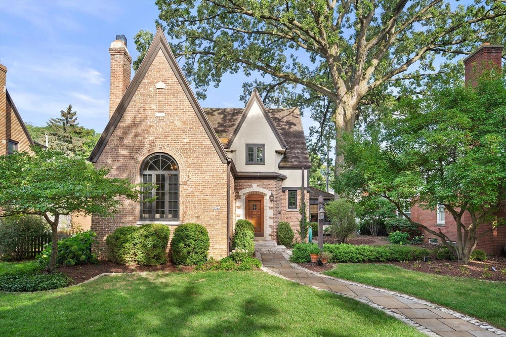 Photo of 5346 N Hollywood AVENUE, Whitefish Bay, WI 53217 (MLS # 1979053)