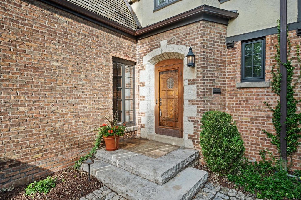 Photo of 5346 N Hollywood AVENUE, Whitefish Bay, WI 53217 (MLS # 1979053)