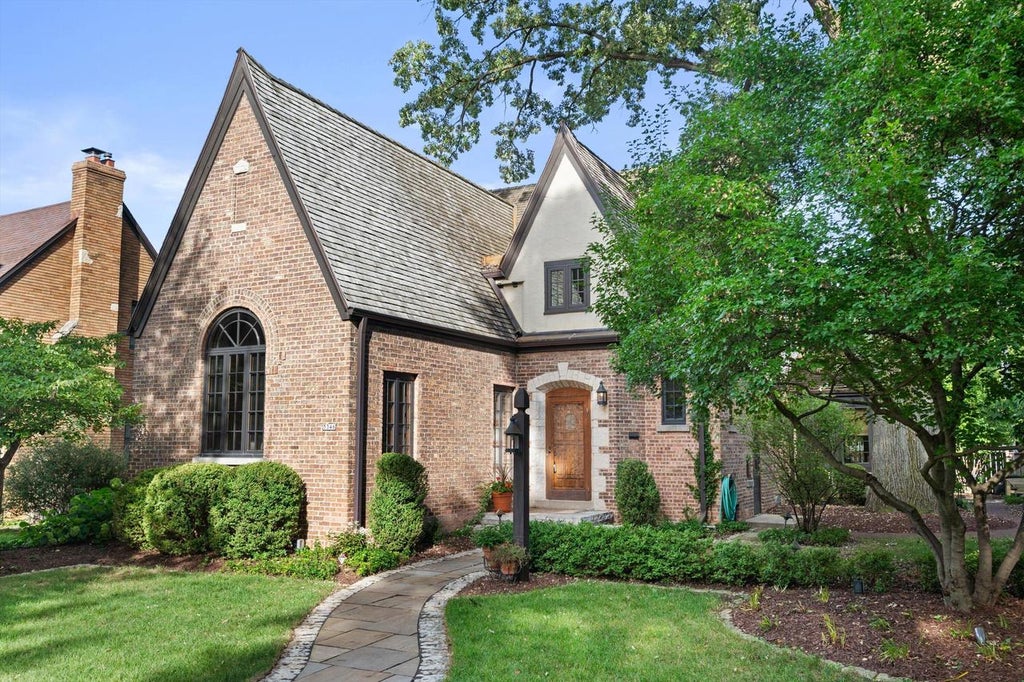 Photo of 5346 N Hollywood AVENUE, Whitefish Bay, WI 53217 (MLS # 1979053)