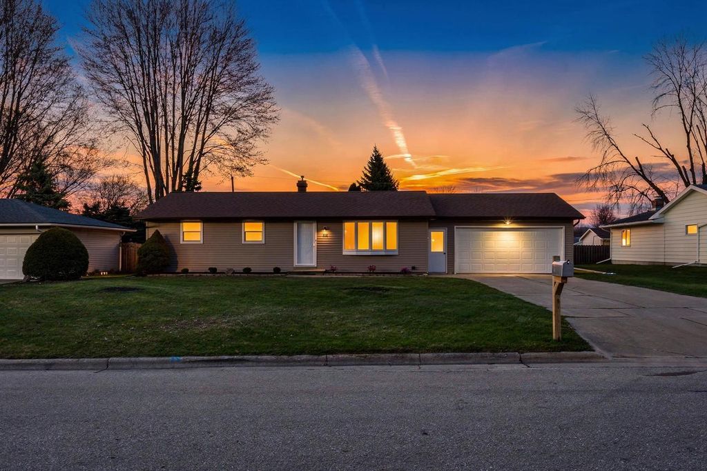 Photo of 838 Marydale DRIVE, Green Bay, WI 54313 (MLS # 50324957)