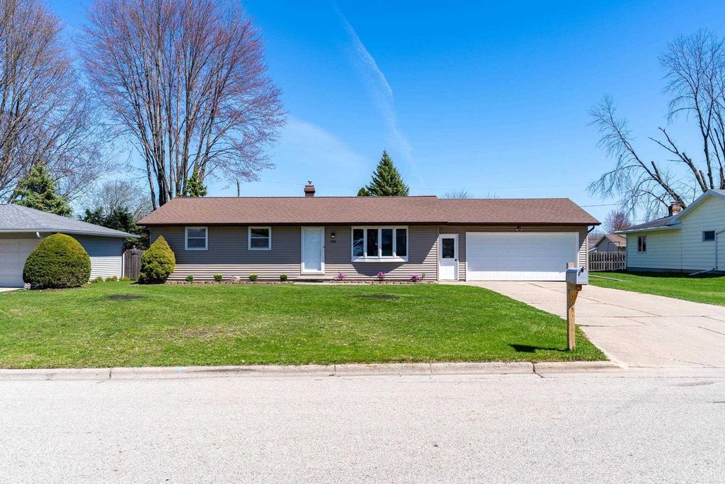 Photo of 838 Marydale DRIVE, Green Bay, WI 54313 (MLS # 50324957)