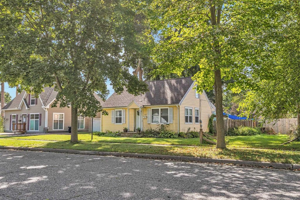 Photo of 512 10th STREET, Baraboo, WI 53913 (MLS # 2032965)