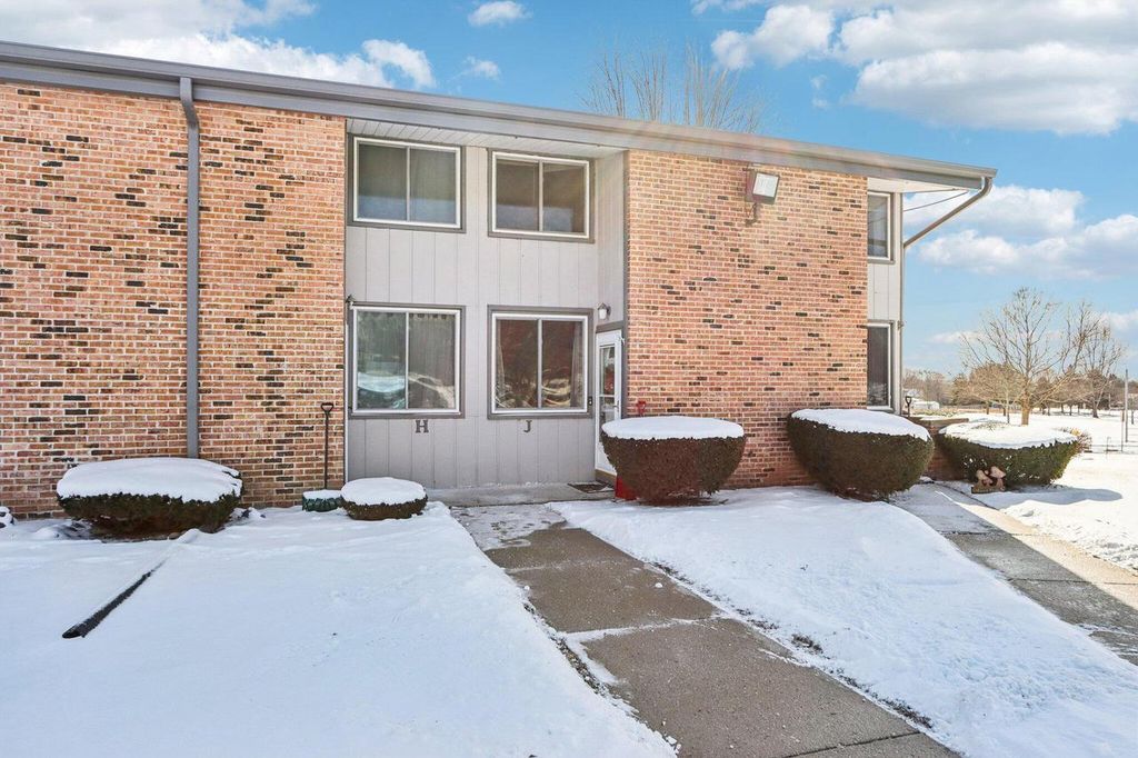 Photo of 1524 Big Bend ROAD #J, Waukesha, WI 53189 (MLS # 1948040)