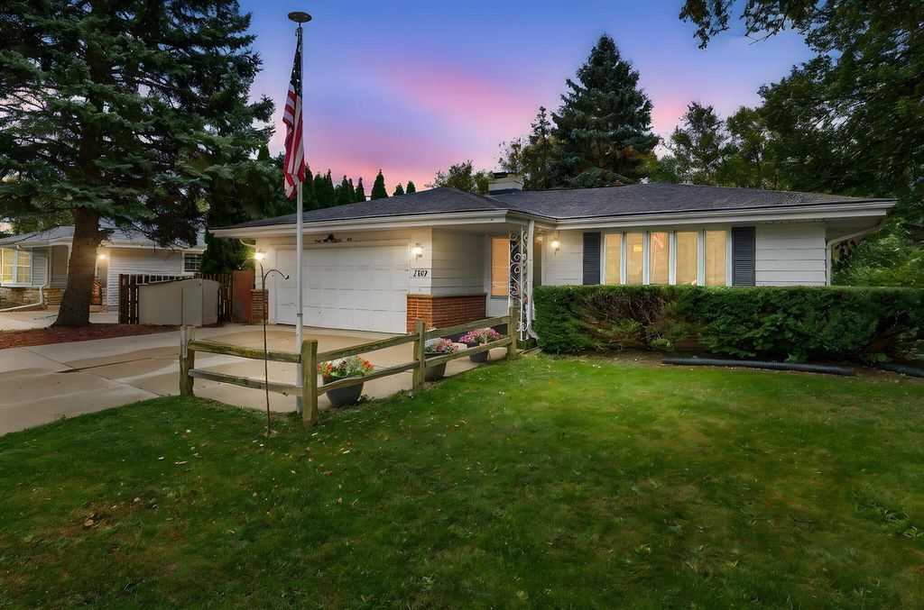 Photo of 2139 E Leroy AVENUE, Saint Francis, WI 53235 (MLS # 1939570)