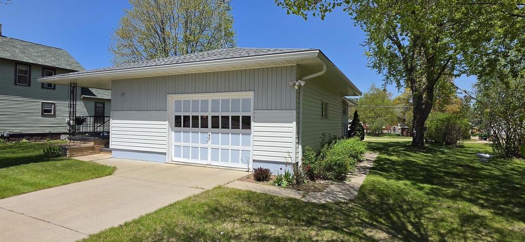 Photo of 707 E 5th STREET, Shawano, WI 54166 (MLS # 50325827)