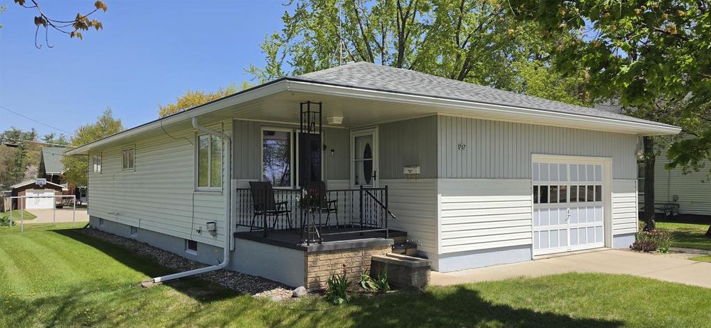 Photo of 707 E 5th STREET, Shawano, WI 54166 (MLS # 50325827)