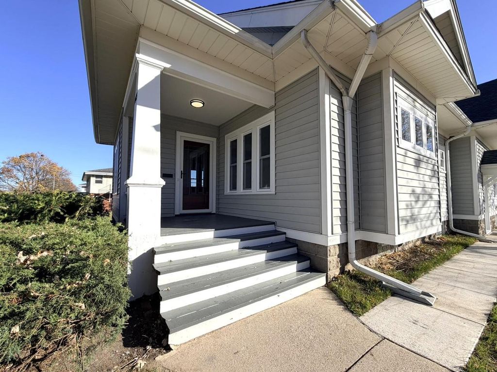 Photo of 1103 Arcadian AVENUE, Waukesha, WI 53186 (MLS # 1944467)