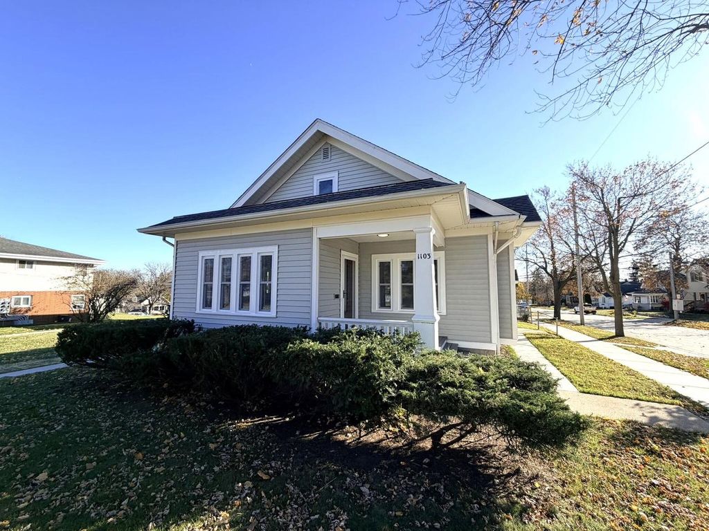 Photo of 1103 Arcadian AVENUE, Waukesha, WI 53186 (MLS # 1944467)