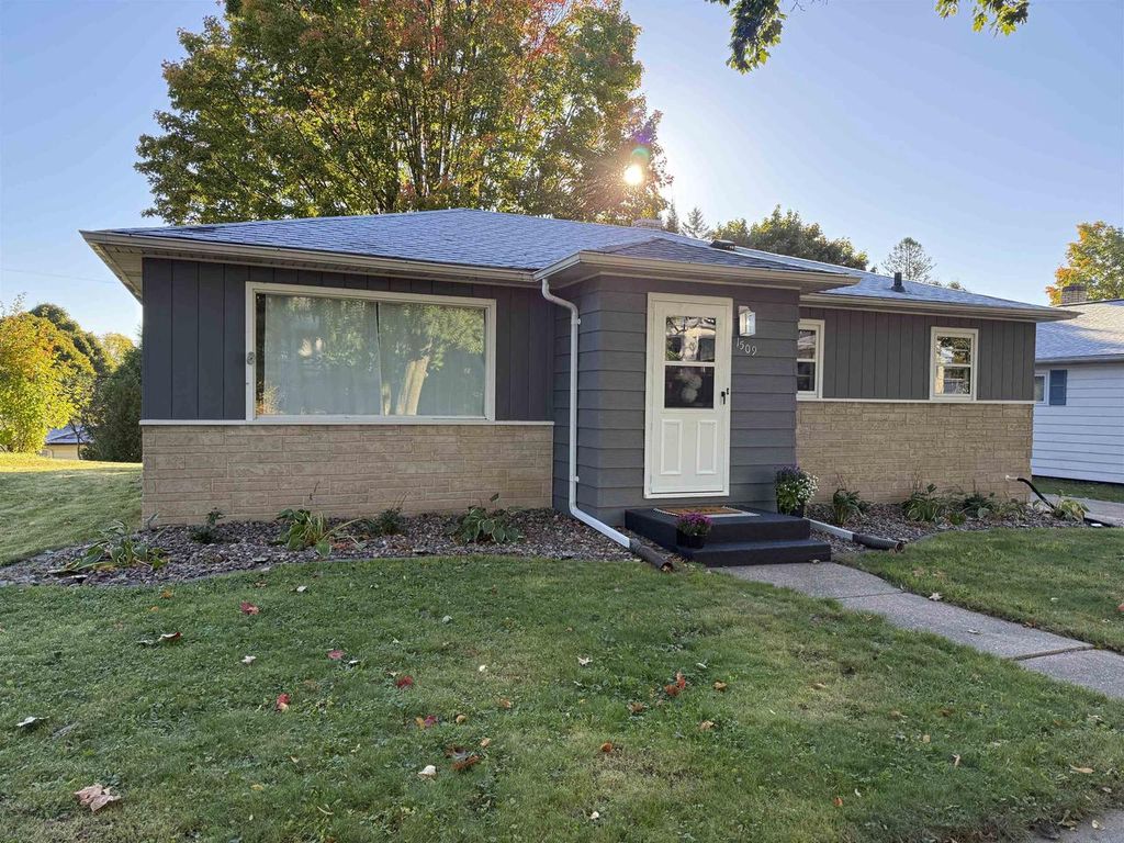 Photo of 1509 N 1st AVENUE, Wausau, WI 54401 (MLS # 22505061)
