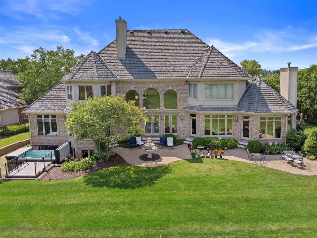 Photo of 915 N Evergreen CIRCLE, Hartland, WI 53029 (MLS # 1950418)