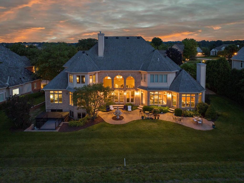 Photo of 915 N Evergreen CIRCLE, Hartland, WI 53029 (MLS # 1950418)