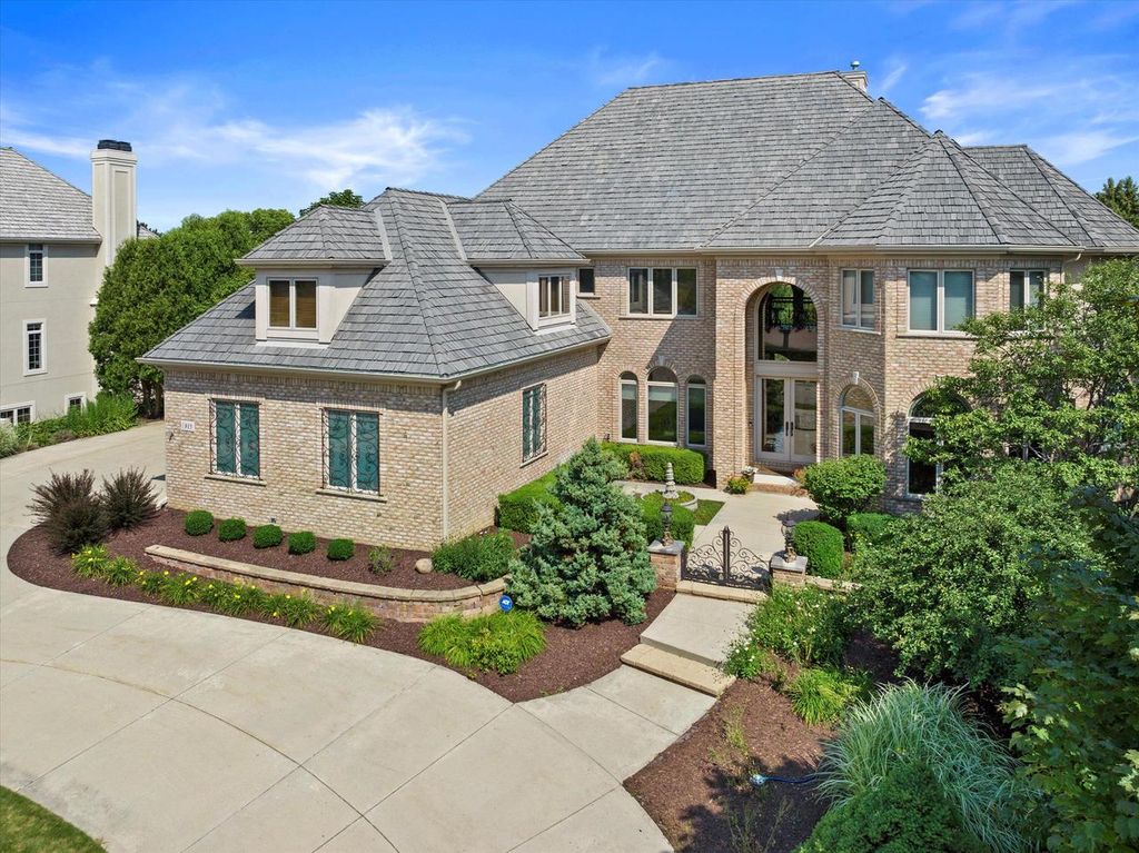 Photo of 915 N Evergreen CIRCLE, Hartland, WI 53029 (MLS # 1950418)