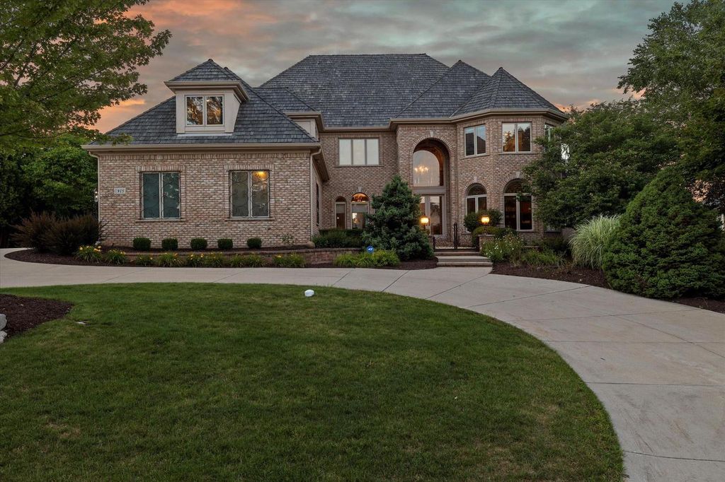 Photo of 915 N Evergreen CIRCLE, Hartland, WI 53029 (MLS # 1950418)