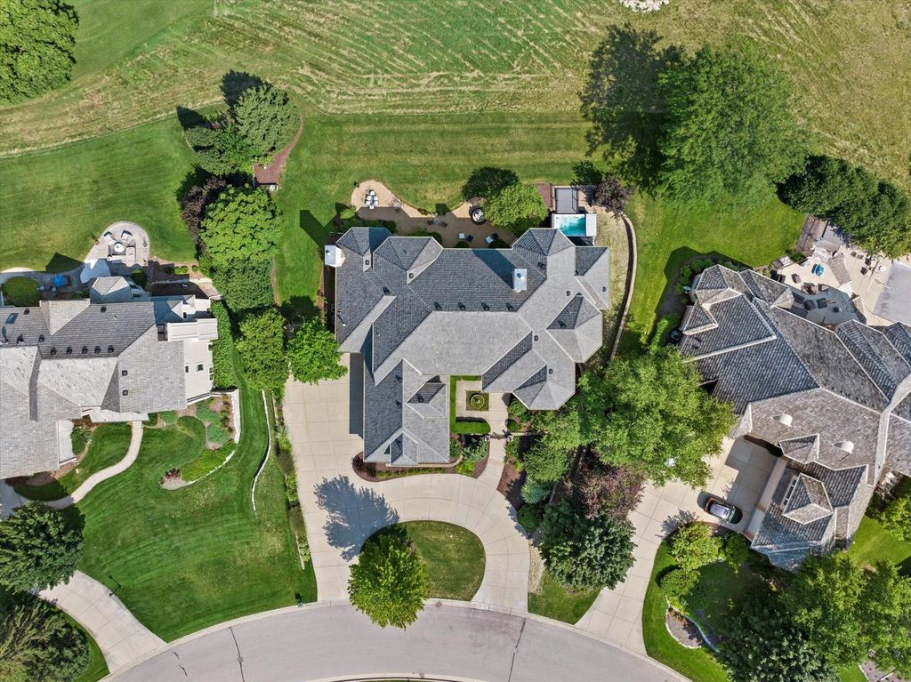 Photo of 915 N Evergreen CIRCLE, Hartland, WI 53029 (MLS # 1950418)