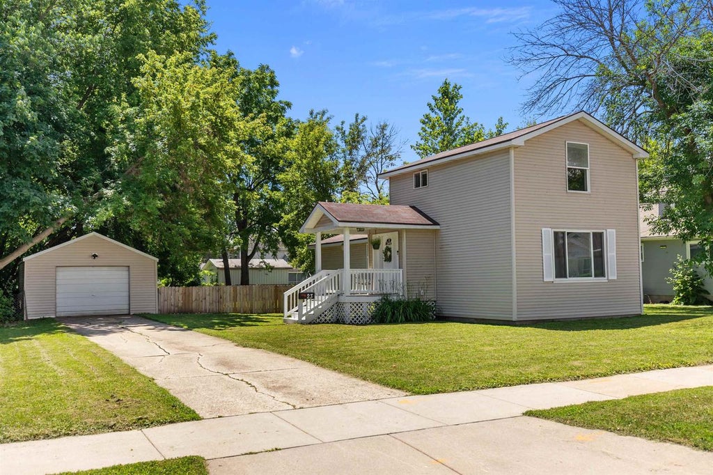 Photo of 23 W Nevada AVENUE, Oshkosh, WI 54901 (MLS # 50327917)