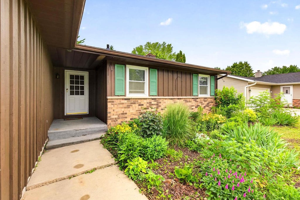 Photo of 121 Alexander DRIVE, Neenah, WI 54956 (MLS # 50327638)