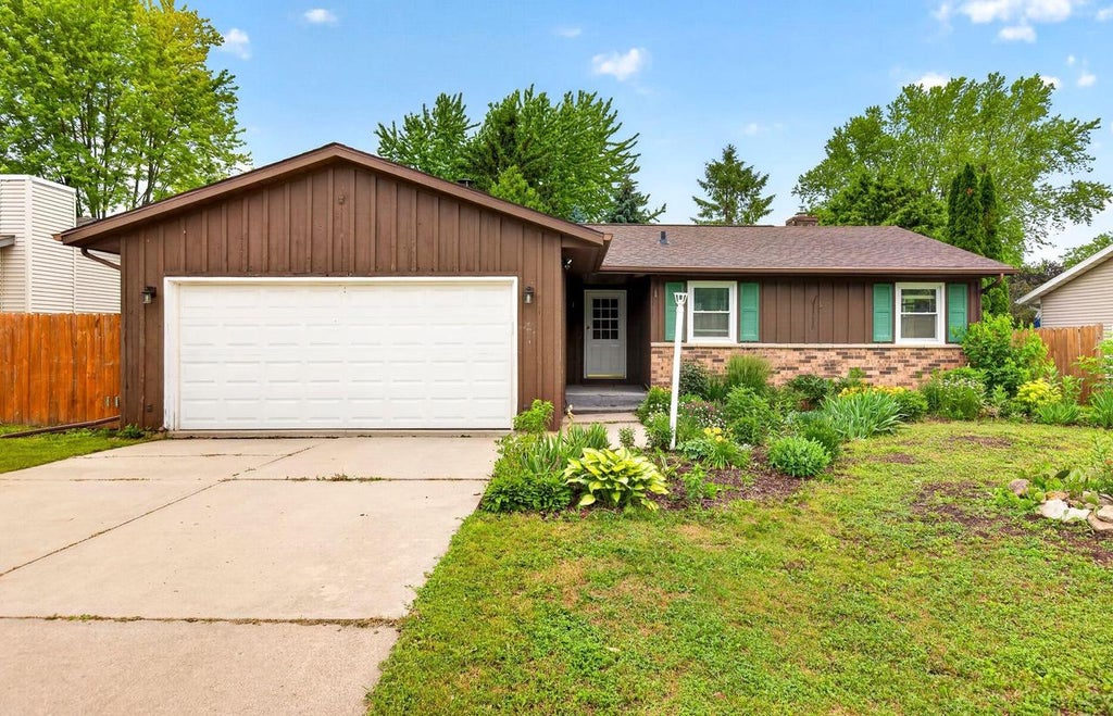 Photo of 121 Alexander DRIVE, Neenah, WI 54956 (MLS # 50327638)