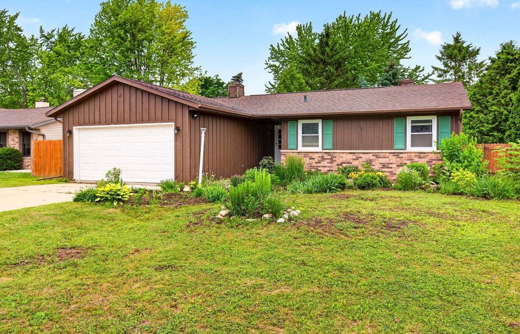 Photo of 121 Alexander DRIVE, Neenah, WI 54956 (MLS # 50327638)
