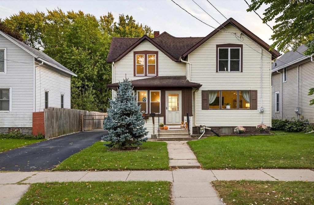 Photo of 1017 W Lawrence STREET, Appleton, WI 54914 (MLS # 50316694)