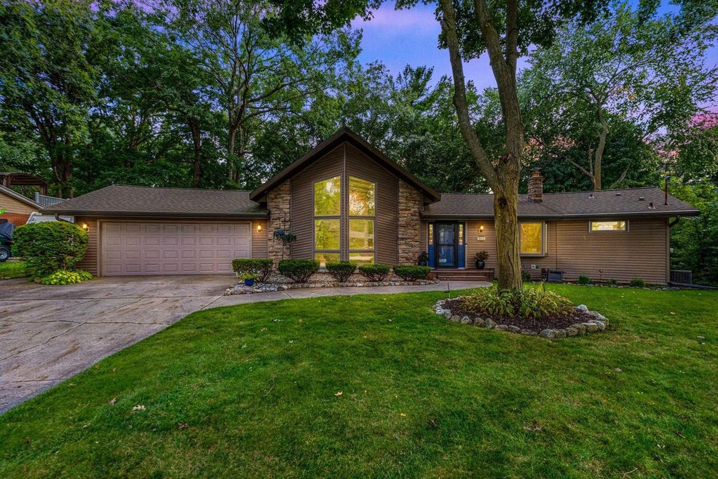Photo of 3046 Bay View DRIVE, Green Bay, WI 54311 (MLS # 50333074)