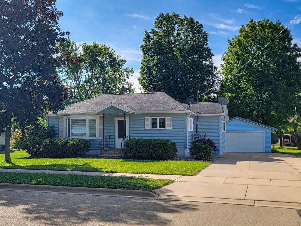 Photo of 301 W Howard STREET, Manawa, WI 54949 (MLS # 50332707)