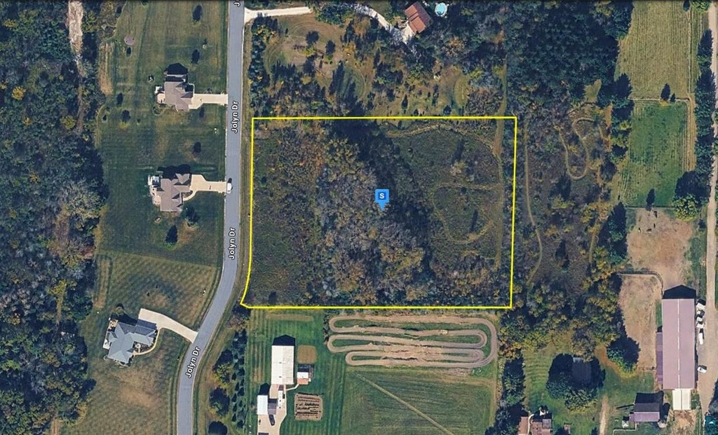 Photo of W226N8880 Jolyn DRIVE, WI 53089 (MLS # 6127901)