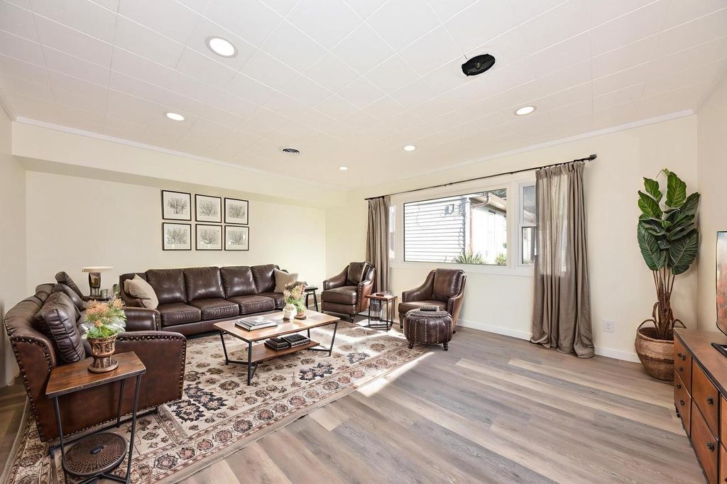 Photo of 5721 W Thurston AVENUE, Milwaukee, WI 53218 (MLS # 1946889)