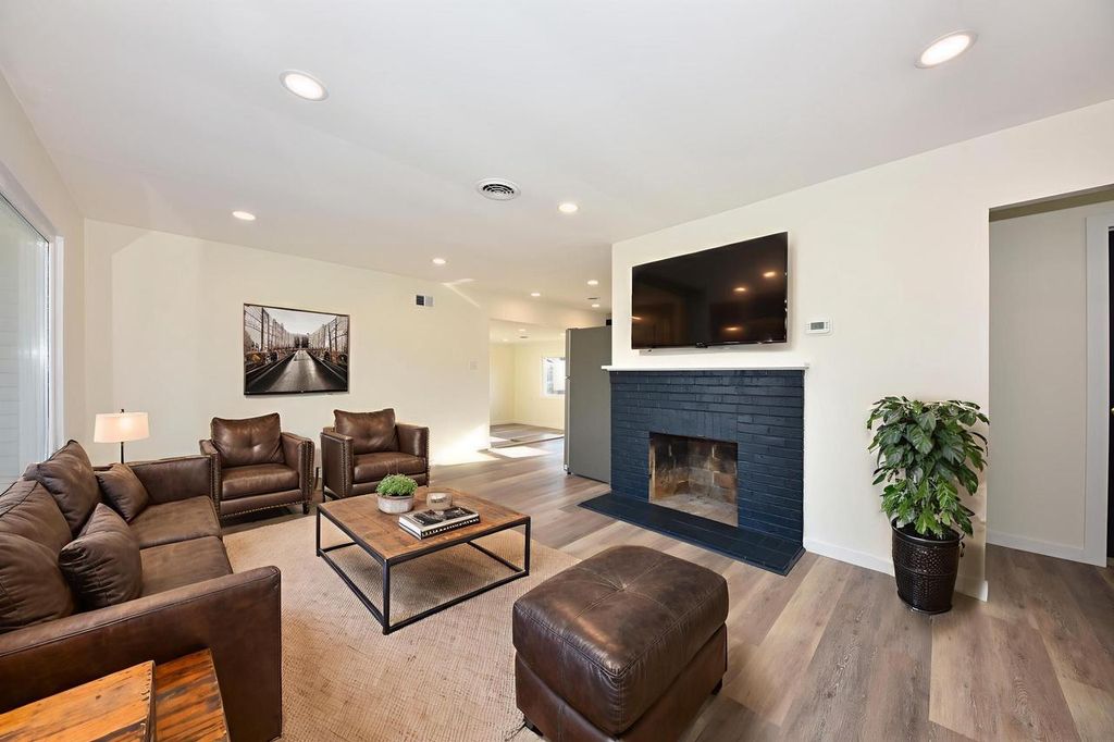 Photo of 5721 W Thurston AVENUE, Milwaukee, WI 53218 (MLS # 1946889)