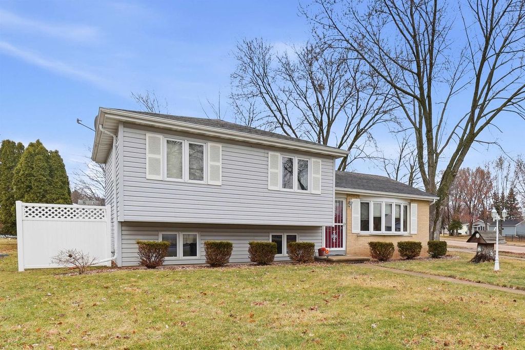 Photo of 1107 Honeysuckle LANE, Neenah, WI 54956 (MLS # 50322308)