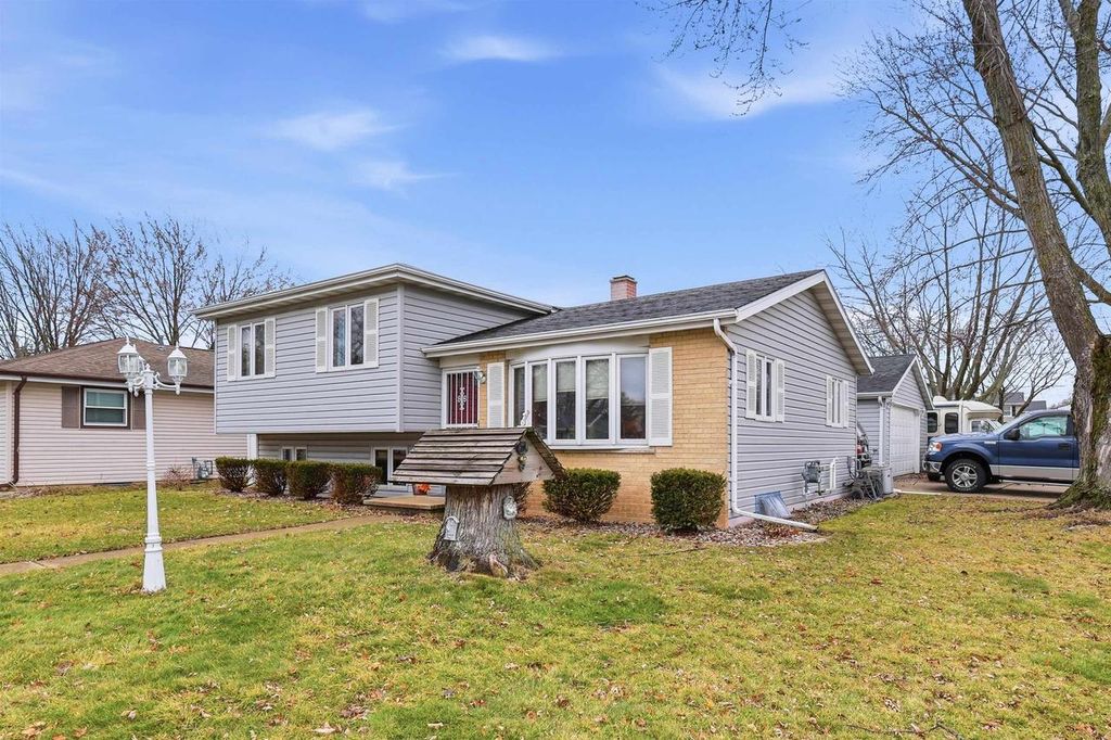 Photo of 1107 Honeysuckle LANE, Neenah, WI 54956 (MLS # 50322308)