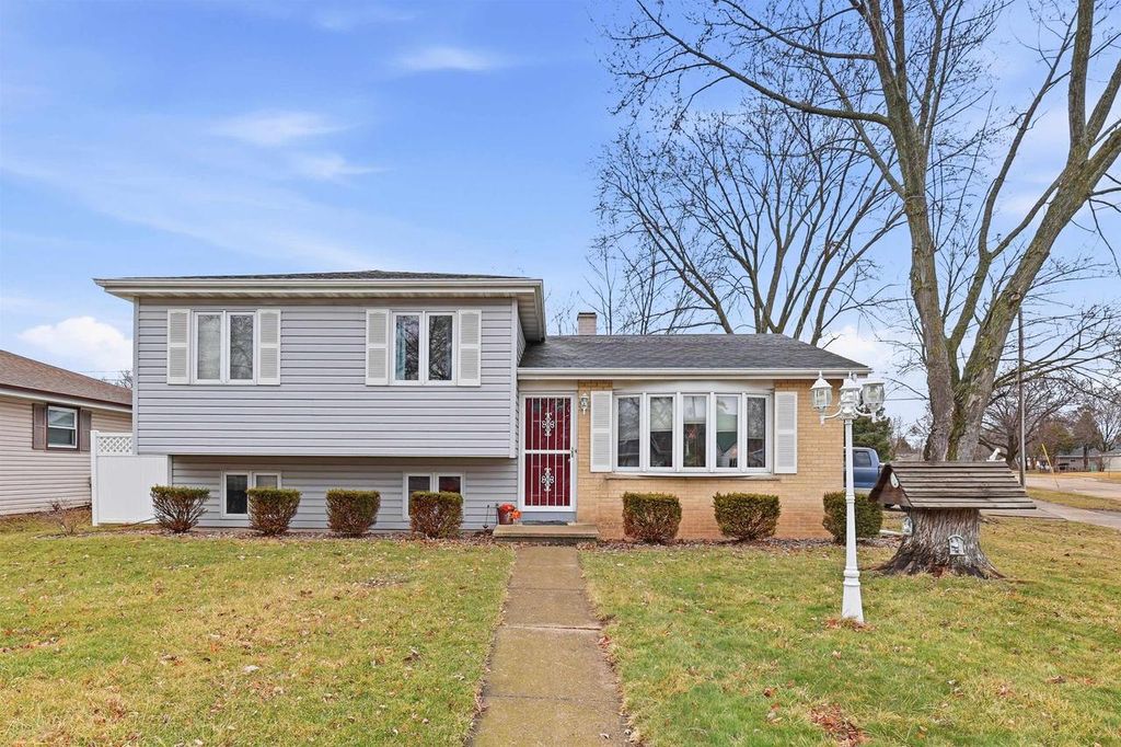 Photo of 1107 Honeysuckle LANE, Neenah, WI 54956 (MLS # 50322308)