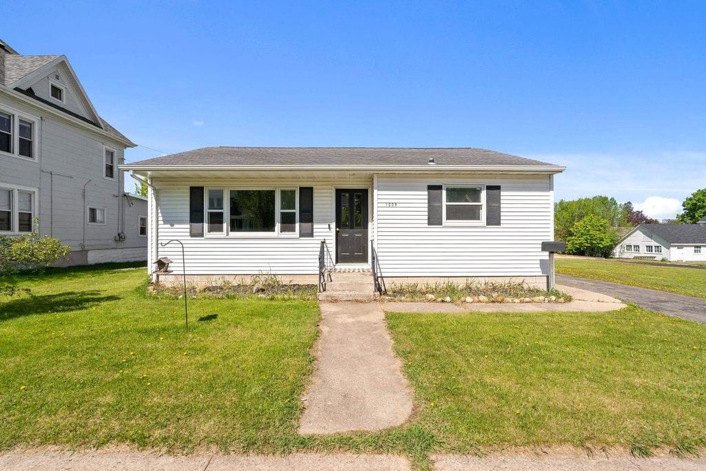 Photo of 1009 S Pearl STREET, New London, WI 54961 (MLS # 50325609)