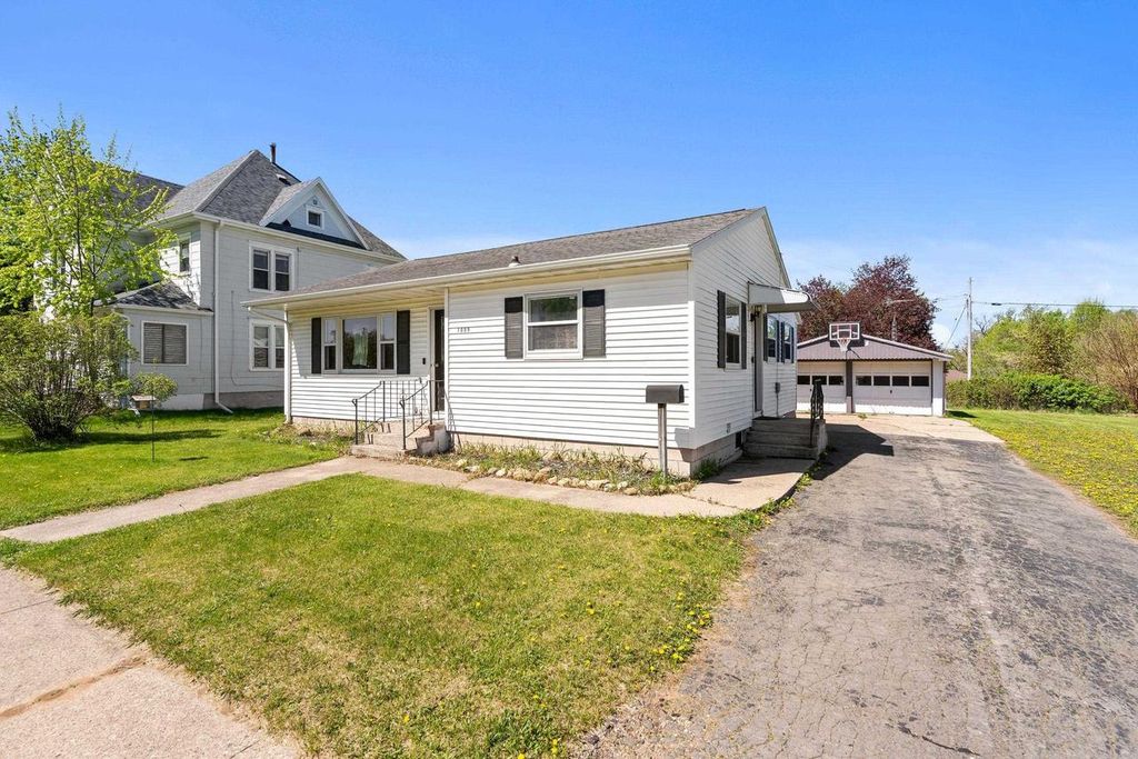 Photo of 1009 S Pearl STREET, New London, WI 54961 (MLS # 50325609)
