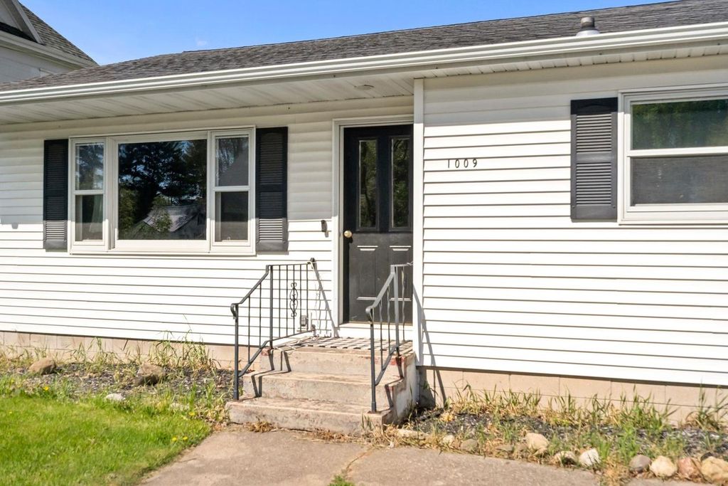 Photo of 1009 S Pearl STREET, New London, WI 54961 (MLS # 50325609)