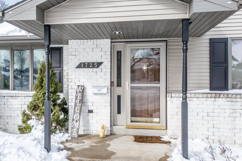 Photo of 1725 Smith STREET, New London, WI 54961 (MLS # 50322565)