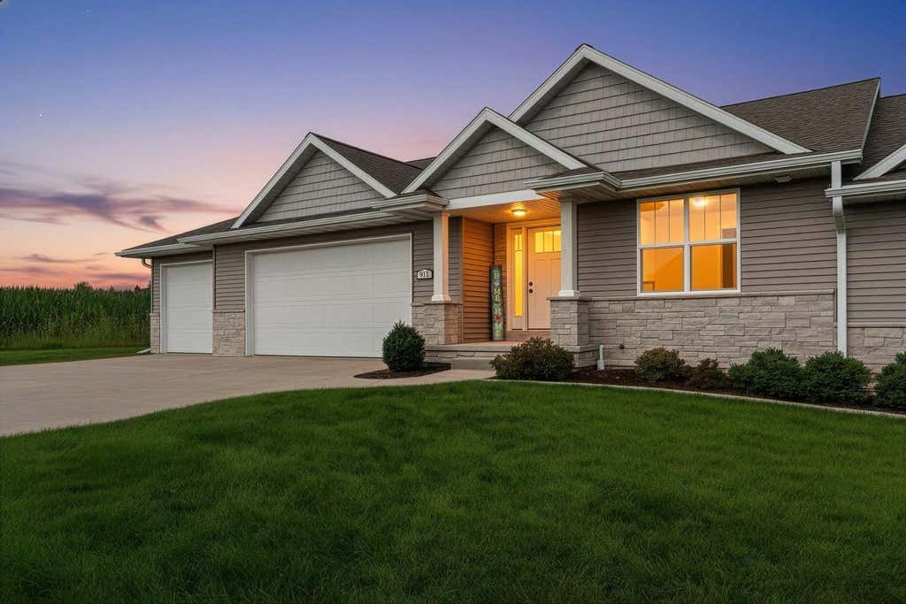 Photo of 911 Barronwood DRIVE, Green Bay, WI 54311 (MLS # 50329239)