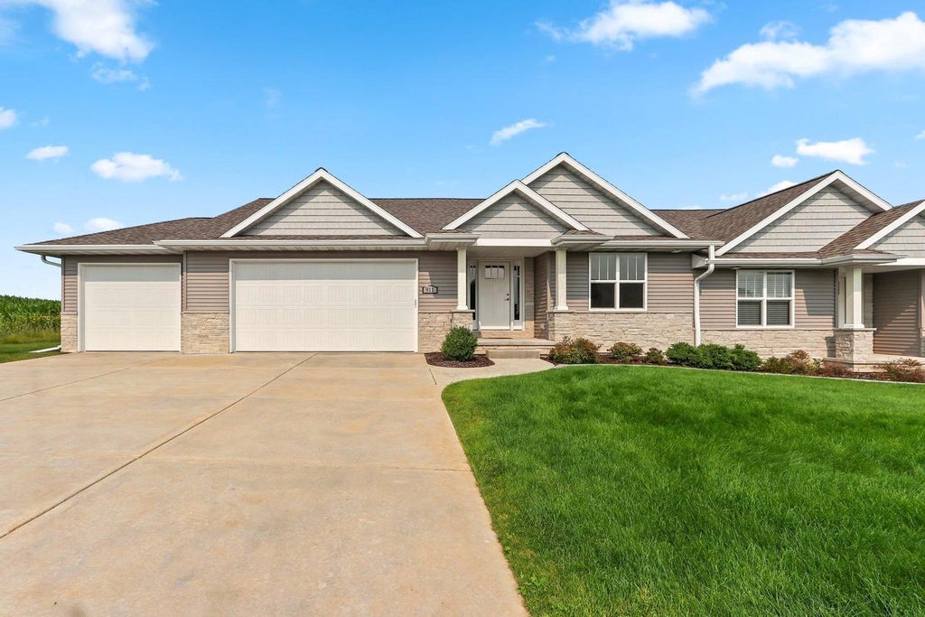 Photo of 911 Barronwood DRIVE, Green Bay, WI 54311 (MLS # 50329239)