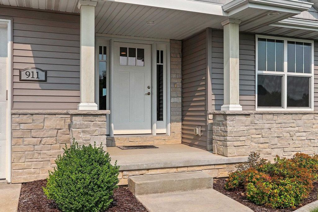 Photo of 911 Barronwood DRIVE, Green Bay, WI 54311 (MLS # 50329239)