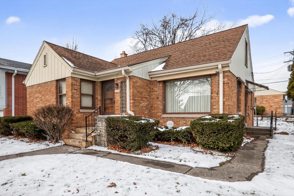 Photo of 10708 W York PLACE, Wauwatosa, WI 53222 (MLS # 1946387)