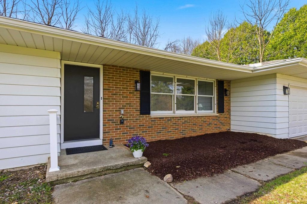 Photo of 5501 Jan DRIVE, Fitchburg, WI 53711 (MLS # 2019660)