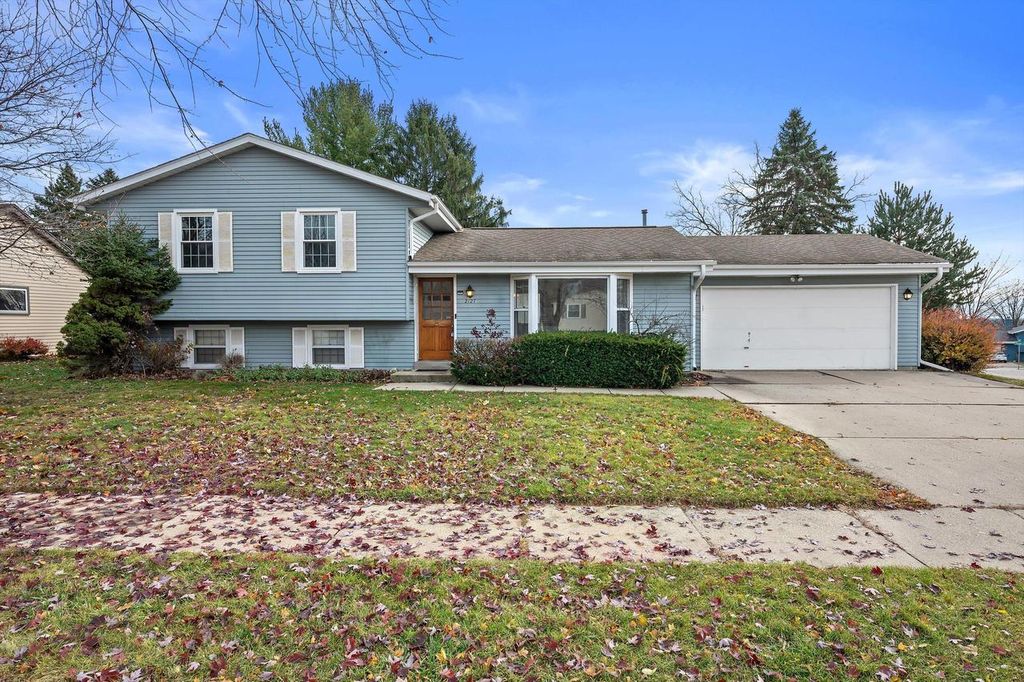 Photo of 2127 Bonnie LANE, Waukesha, WI 53188 (MLS # 1943531)