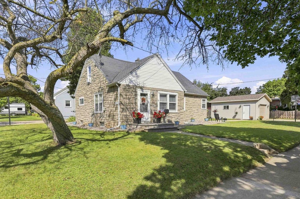 Photo of 228 Kamps STREET, Combined Locks, WI 54113 (MLS # 50331813)