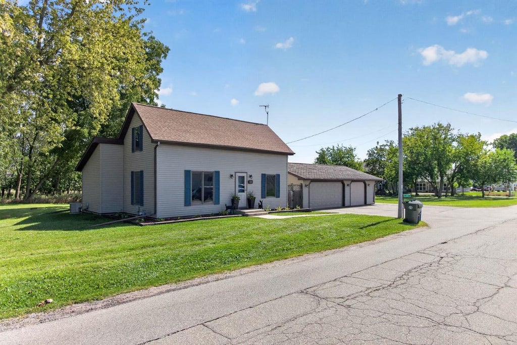 Photo of 317 S 5th AVENUE, Winneconne, WI 54986 (MLS # 50332456)
