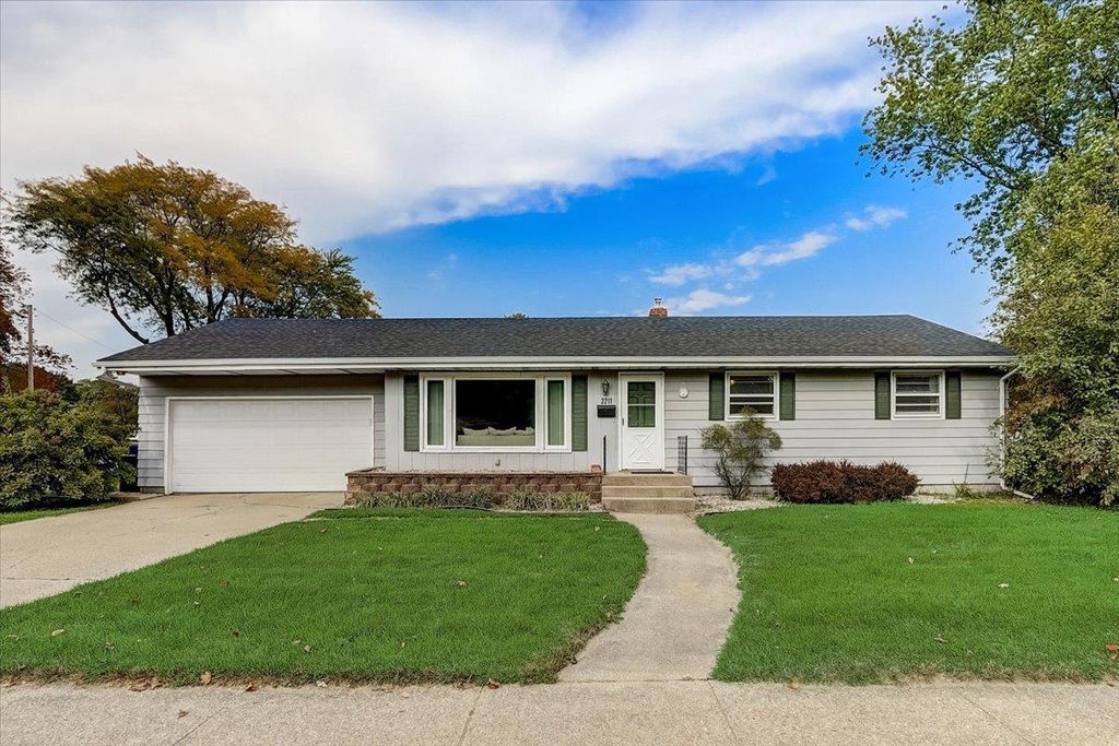 Photo of 205 Crestwood DRIVE, Waukesha, WI 53188 (MLS # 1945049)