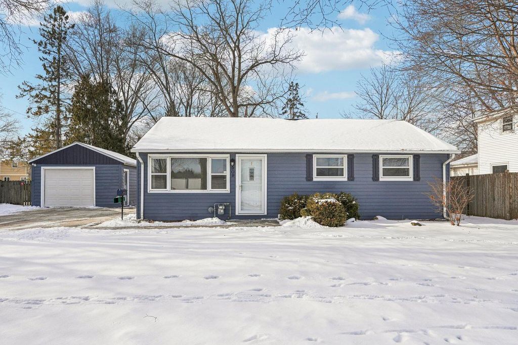 Photo of 909 8th AVENUE, Grafton, WI 53024 (MLS # 1948256)