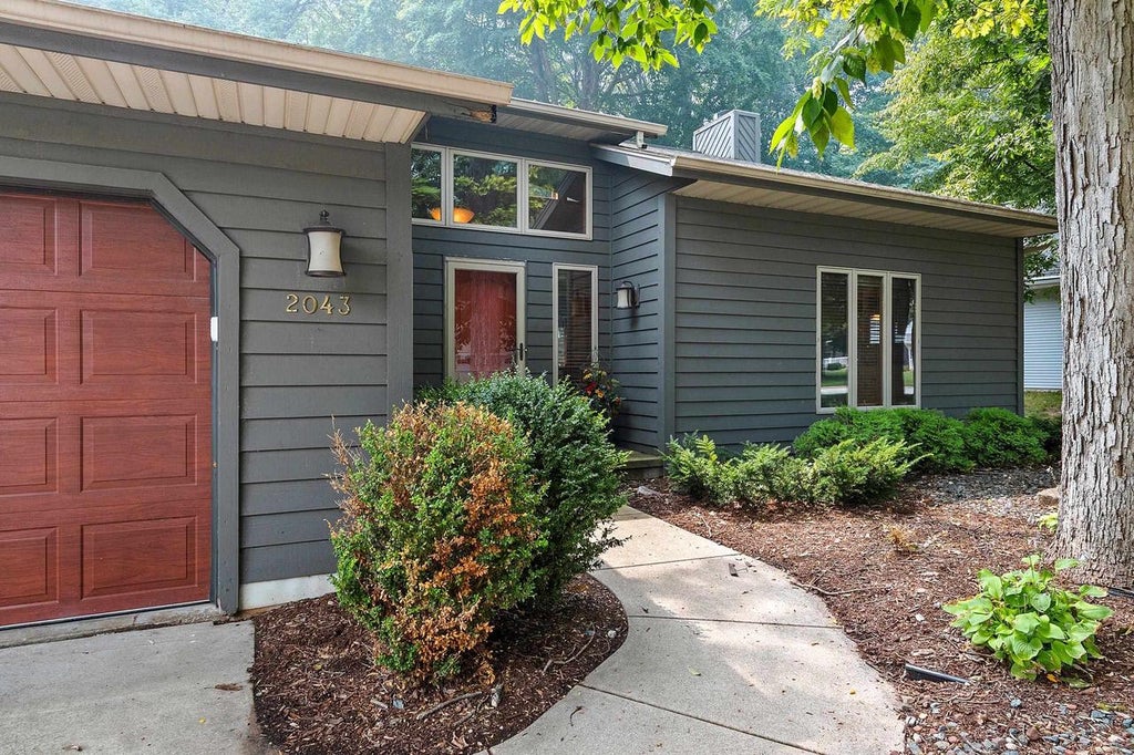 Photo of 2043 Autumn Leaves CIRCLE, Green Bay, WI 54313 (MLS # 50329478)