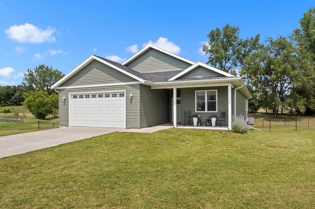 Photo of N6736 Clover LANE, Pardeeville, WI 53954 (MLS # 2028939)
